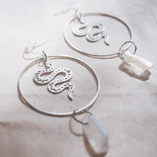 Aretes Serpiente Plateada - Resilienzo